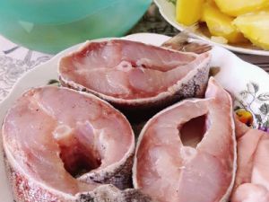 сырые куски рыбы