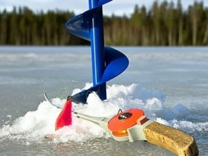Ледобур и удочка на льду
