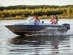 Лодка Бестер на воде