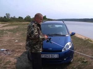Автомобиль у водоема