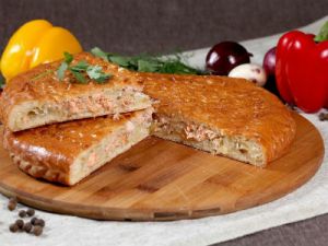 пирог на разделочной доске