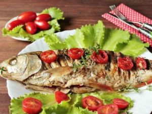 рыба с помидорами и зеленью