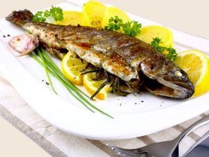 рыба, жареная на сковородке-гриль