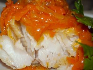 кусок рыбы с овощами