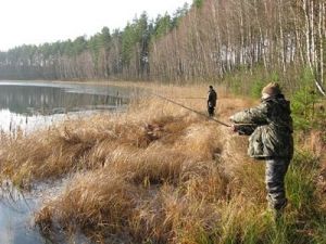 Рыболовы на осеннем водоеме