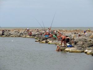 Рыбаки на морском берегу