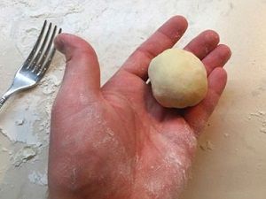 Шарик теста на ладони