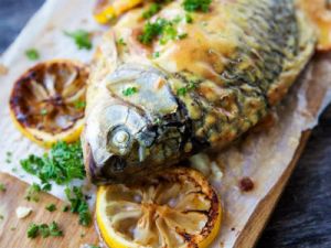 Запечённый толстолобик с лимоном и зеленью – рыбные рецепты