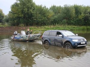 Джип с прицепом и лодкой