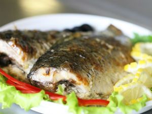 куски рыбы на тарелке