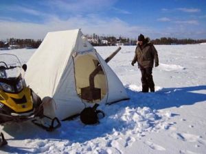 Рыбак у палатки